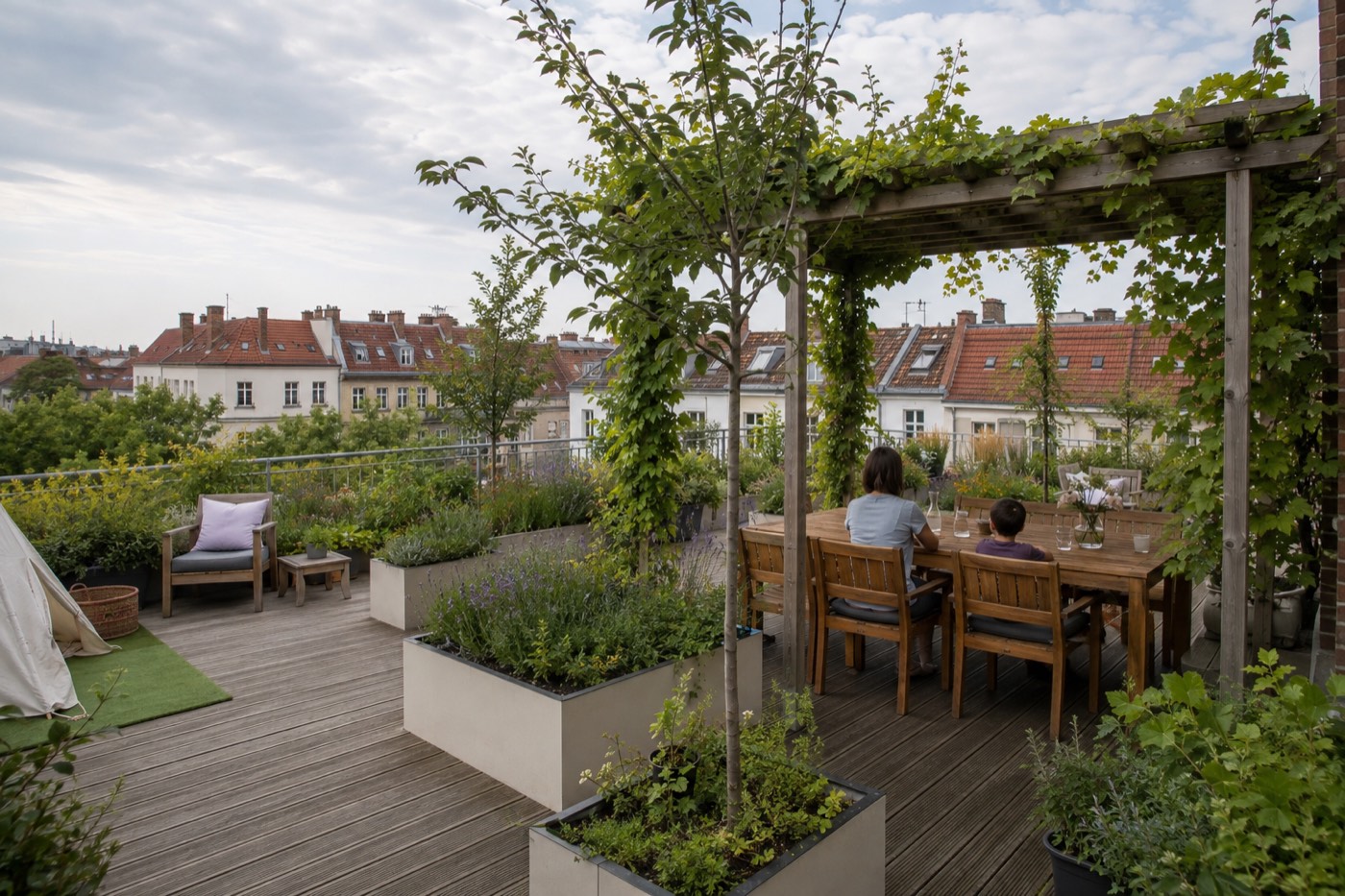 Dachterrasse und Dachbegrünung über den Dächern Berlins (Symbolbild)