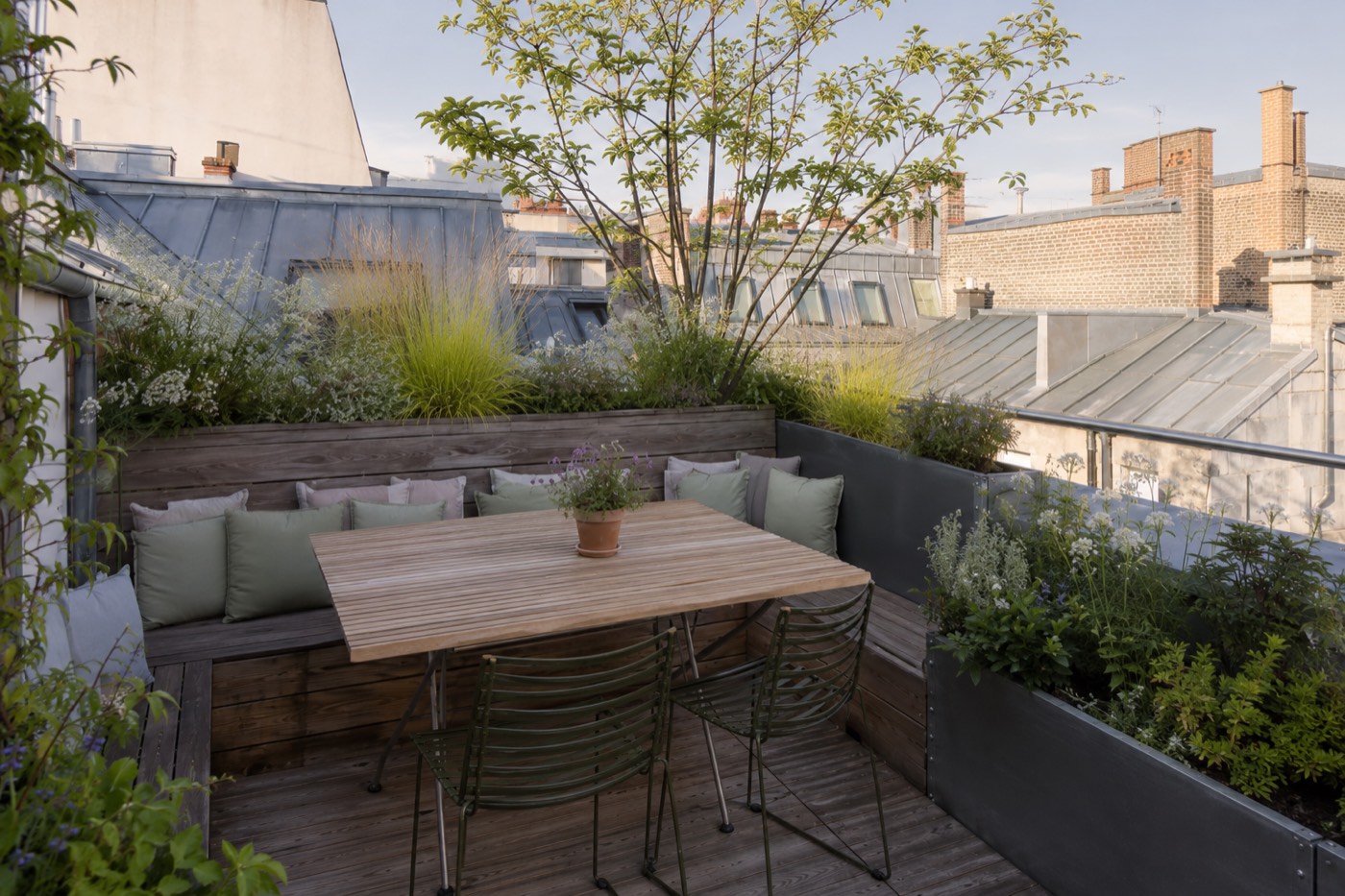 Dachterrasse und Dachbegrünung über den Dächern Berlins (Symbolbild)