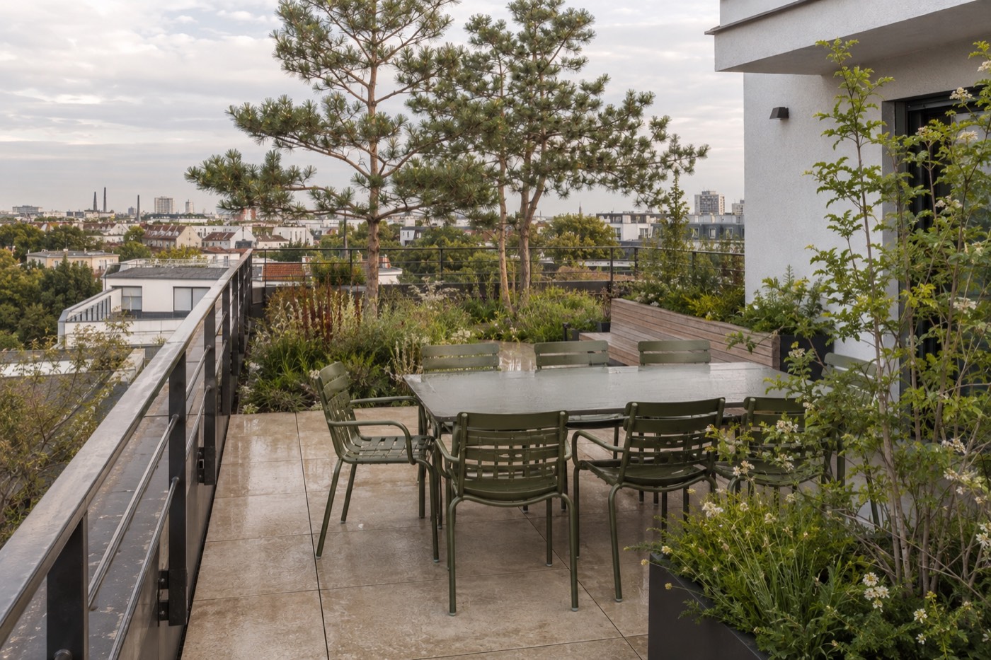 Dachterrasse und Dachbegrünung über den Dächern Berlins (Symbolbild)