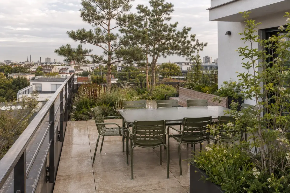 Dachterrasse und Dachbegrünung über den Dächern Berlins (Symbolbild)