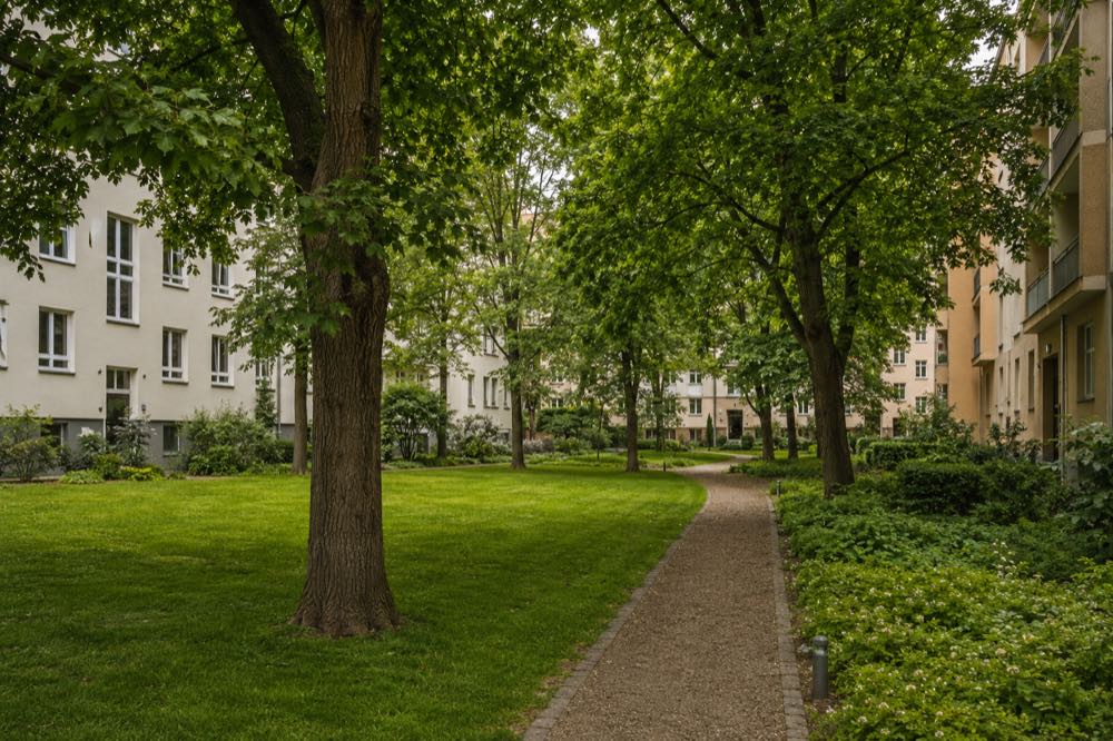 Beispielbild: Wohnanlage mit Baumbestand
